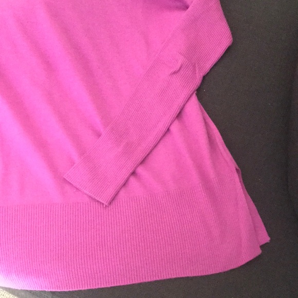 Gap turtleneck size XS.  Fuschia color - Picture 2 of 5
